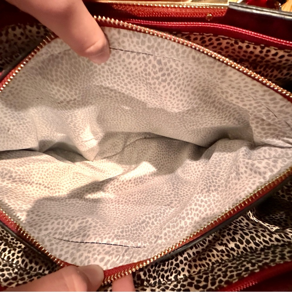 Stunning Red Crocodile Textured Handbag – Chic & Statement-Making! - Picture 8 of 8